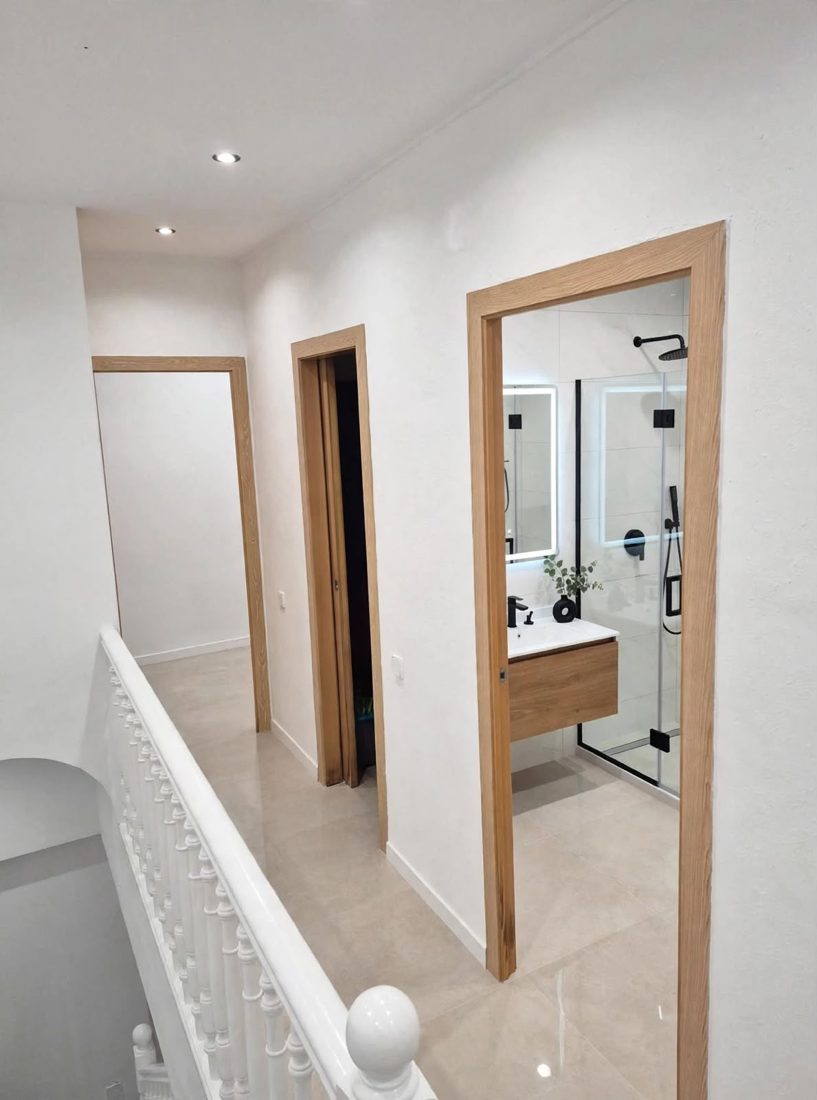 Distribuidor con puertas de roble a medida reformado por Koviclux en Barcelona
